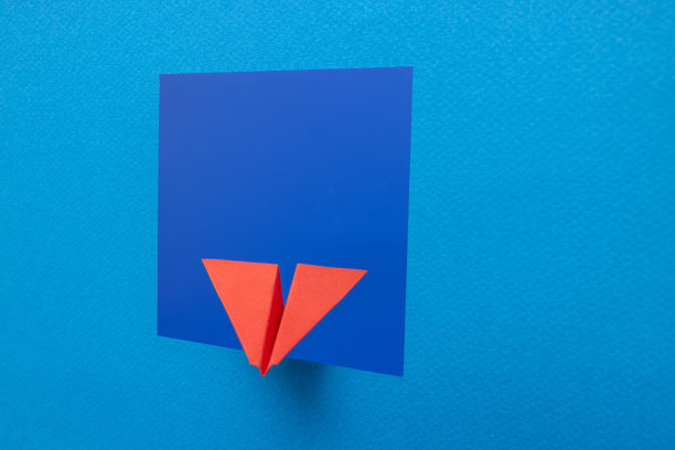 红色的彩色纸飞机出来了图片下载