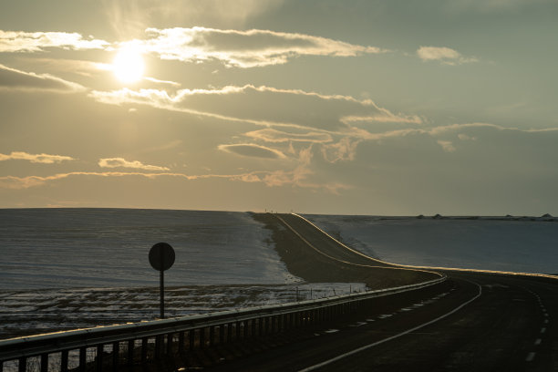冬天的晚上在高速公路上图片下载