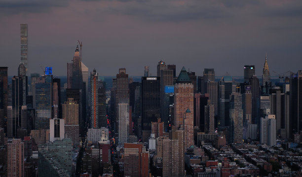 日落时分纽约曼哈顿地区天际线的鸟瞰图图片下载