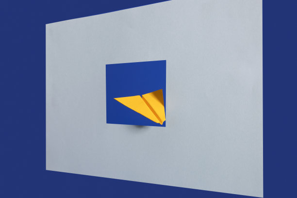 黄色的纸飞机出来了图片下载