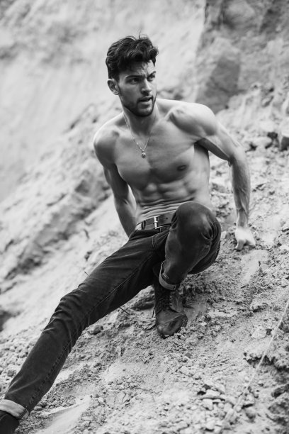 男性的肖像。深色的男人。运动图。黑白摄影。图片下载