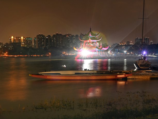 荷塘里五彩缤纷、闪闪发光的凉亭图片下载