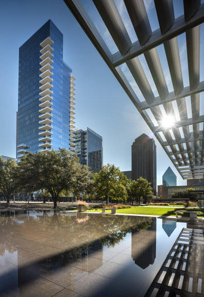 夏日午后，德克萨斯州达拉斯市中心的天际线图片下载