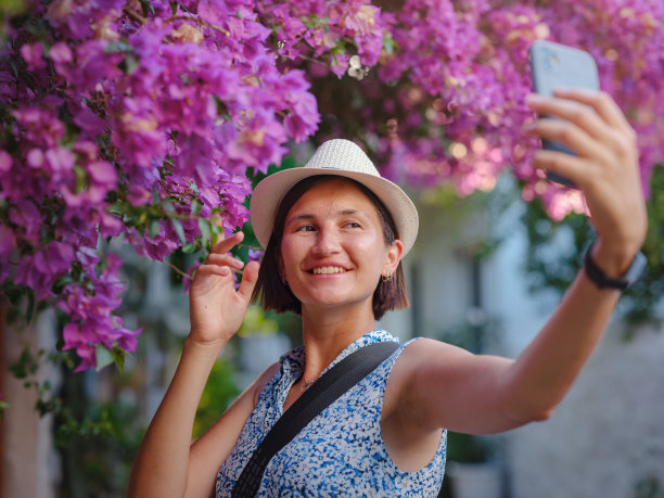 盛开的三角梅，土耳其博德鲁姆老城的街道图片下载