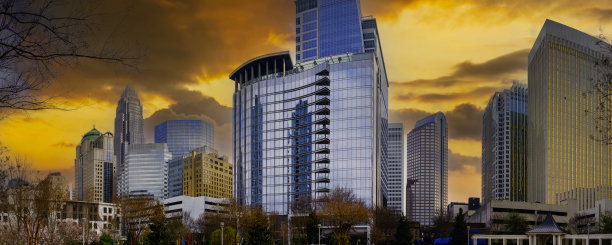 北卡罗来纳州夏洛特市的天际线在春天与摩天大楼，建筑物，和戏剧性的天空，现代都市景观照片图片下载