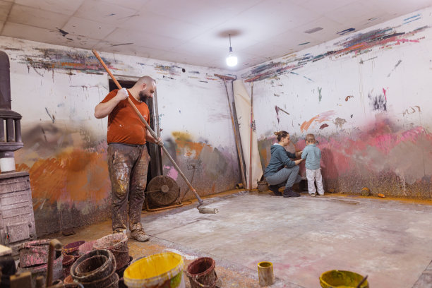 创意家庭绘画在车间图片下载