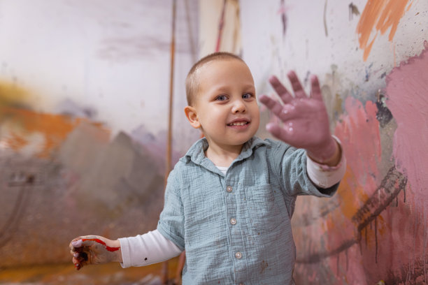 可爱的学步男孩像一个专业绘画图片下载