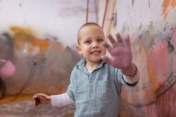 可爱的艺术家幼童图片下载