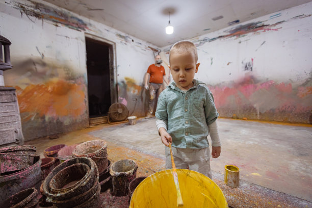 可爱的小孩在调颜料图片下载