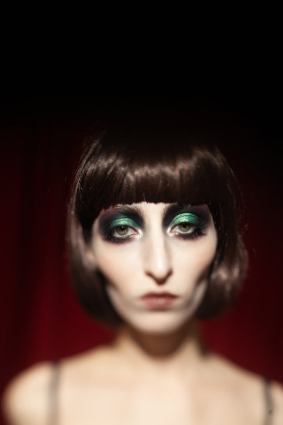 一个美丽的女孩的肖像与绿色复古化妆品图片下载