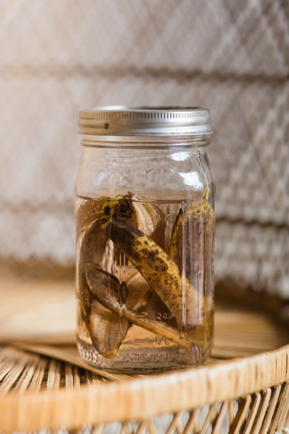 用香蕉皮和水自制天然植物肥料图片下载