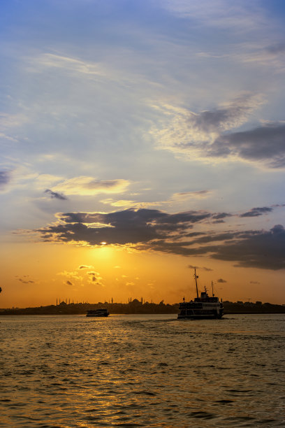 日落时分的博斯普鲁斯海峡，土耳其伊斯坦布尔图片下载