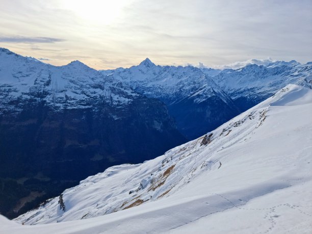 伯尔尼阿尔卑斯山脉。图片下载