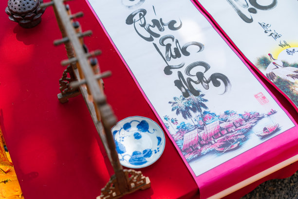 春节期间挂在树上的装饰烟花。传统的越南新年。照片中的文字意味着新年快乐，阖家平安。库存图片图片下载