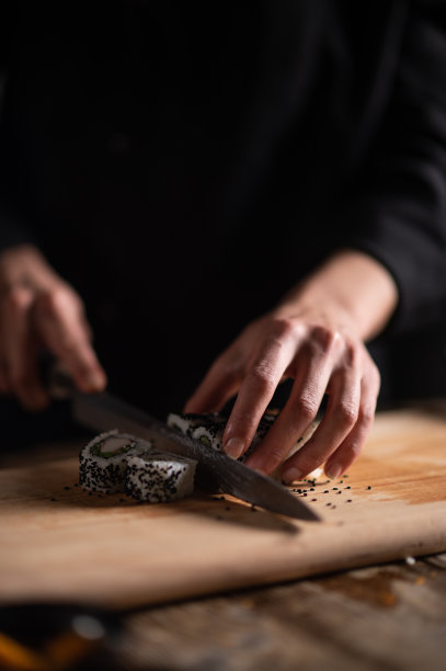 女寿司师傅正在做卷寿司图片下载