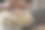 小女孩在生日蛋糕上撒糖。图片下载