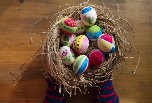 女人手拿复活节彩蛋窝图片下载