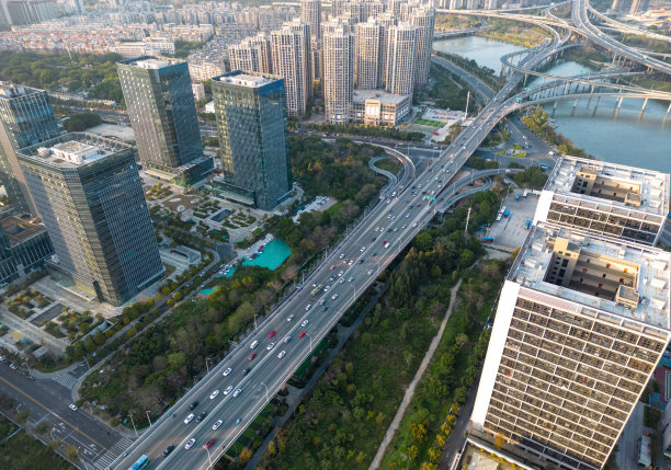 城市金融区高架公路的鸟瞰图图片下载