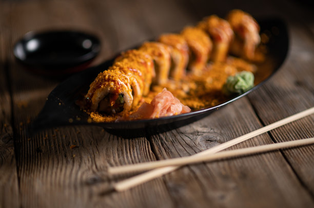 一盘寿司和竹条图片下载