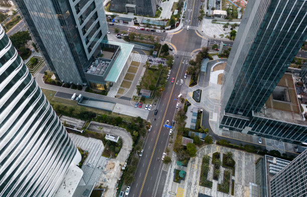 在市区的办公区俯瞰街道图片下载