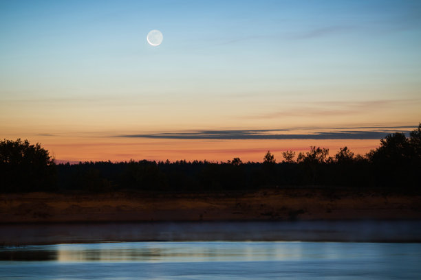早晨的风景。天空。月亮图片下载