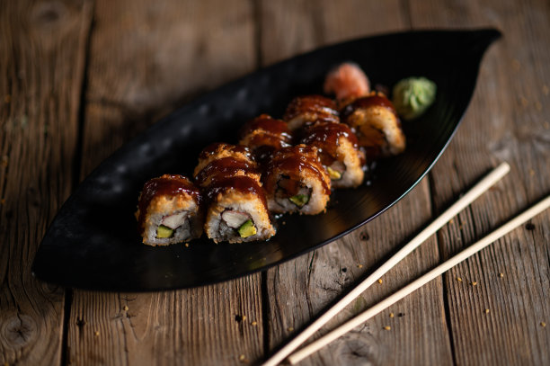 一盘寿司和竹条图片下载