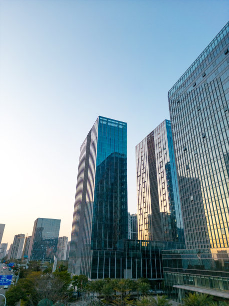 城市金融区的建筑在余晖中图片下载