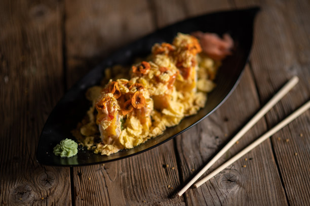 一盘寿司和竹条图片下载