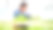 亚洲妇女农民提着收获绿橡树蔬菜的箱子，走在水培温室农场里，把商店转发给消费者。农业企业图片下载