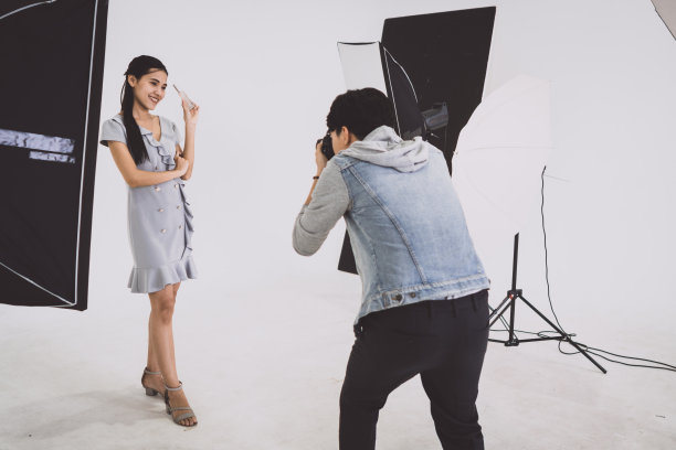 摄影师拍摄的亚洲模特拿着化妆品在她的手图片下载