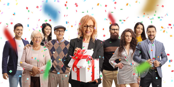 女人打开礼盒，朋友和家人站在白色背景上图片下载