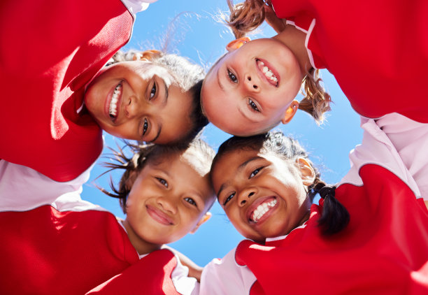 抱团，激励和女子足球队规划健身战略与团队合作在体育足球场上。低角度，巴西和快乐的朋友们在全球比赛中享受团队支持图片下载