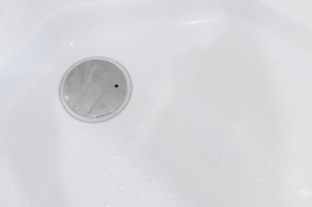 浴缸里的金属排水孔，特写。排水塞关闭。下水道清洁概念，堵塞和肮脏的下水管道图片下载