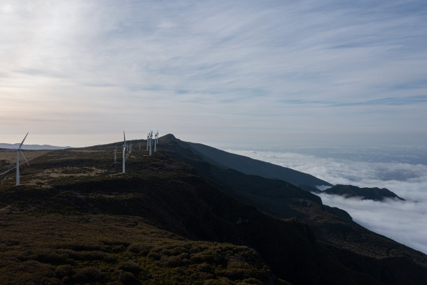 马德拉岛的日出，在云层和葡萄牙最高的山峰之上。图片下载