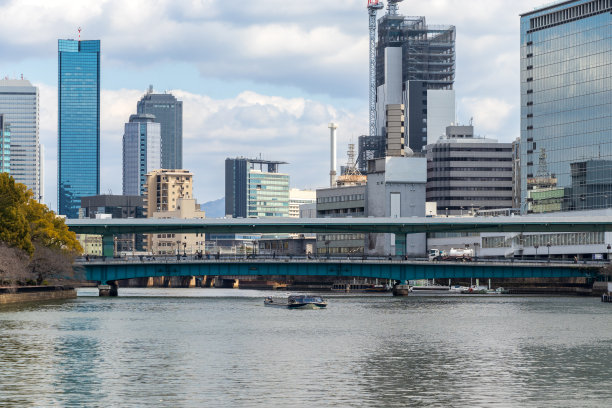 从大阪中之岛看天桥周围的风景图片下载