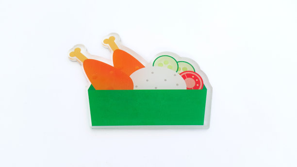 近距离观察彩色食物形状的冰箱贴图片下载