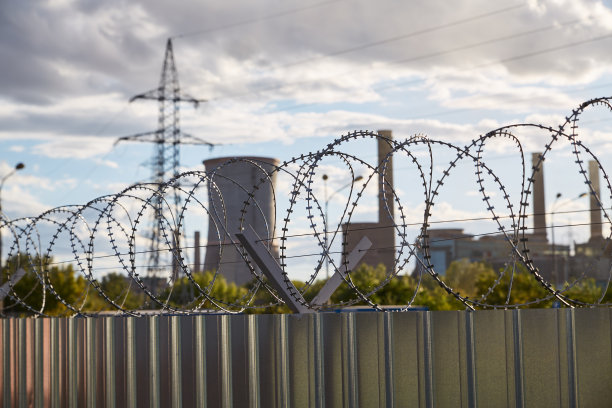 工业区由铁丝网围栏保护图片下载