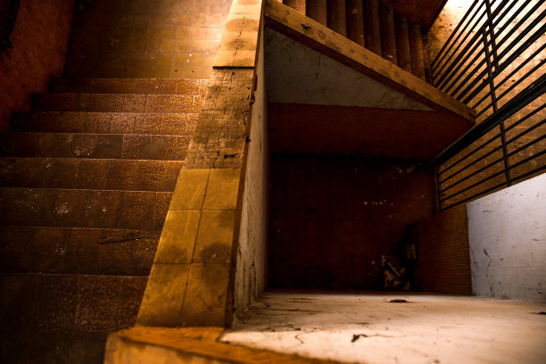 旧楼梯与黄色瓷砖的背景图片下载