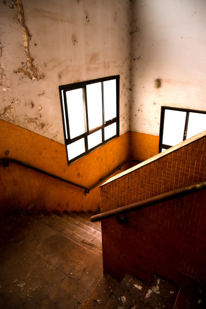 旧楼梯与黄色瓷砖的背景图片下载