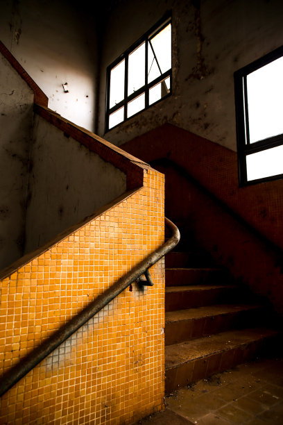 旧楼梯与黄色瓷砖的背景图片下载