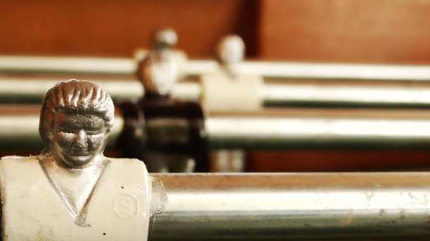 游戏:桌上足球特写镜头。桌上足球游戏。桌上足球球员。经典桌上足球游戏图片下载