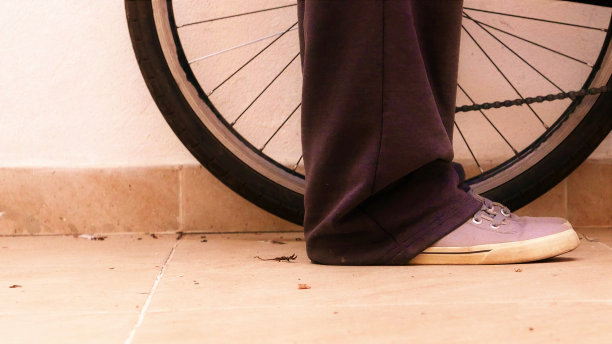 骑行日：骑自行车的人站在自行车前图片下载