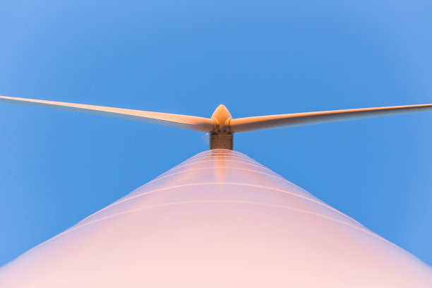 夕阳下的风力发电塔涡轮图片下载