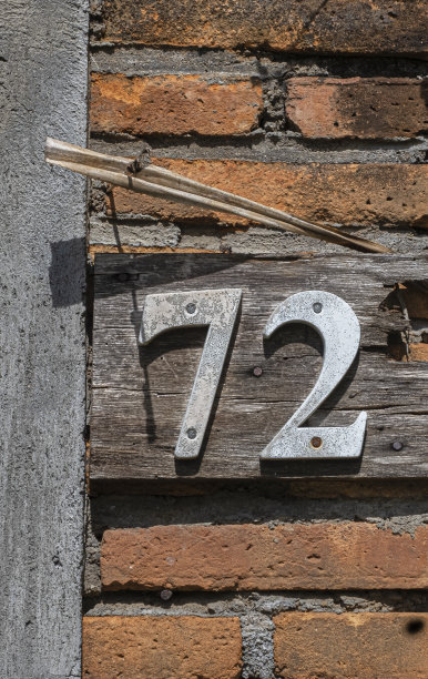金属数字在一块木头和砖的背景图片下载