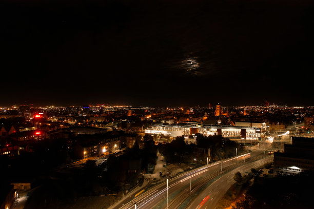 从上往下看路。浪漫的夜晚航拍照片的汽车旅行。在城市的夜晚，道路上的灯。背景风景道路无人机视图。有轨电车铁路图片下载