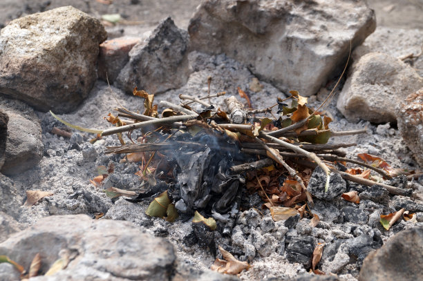 一个被石头包围的熄灭的火坑图片下载