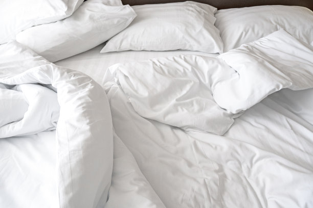 早上在旅馆里躺在皱巴巴的床上图片下载