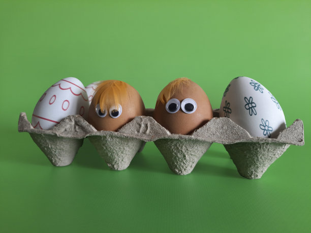 有眼睛和刘海的有趣的鸡蛋。有创意的DIY复活节彩蛋装饰点子。图片下载