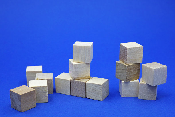 蓝色背景上的小木块图片下载