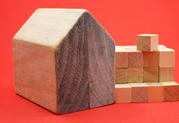 红色背景上有小木块的迷你木屋图片下载